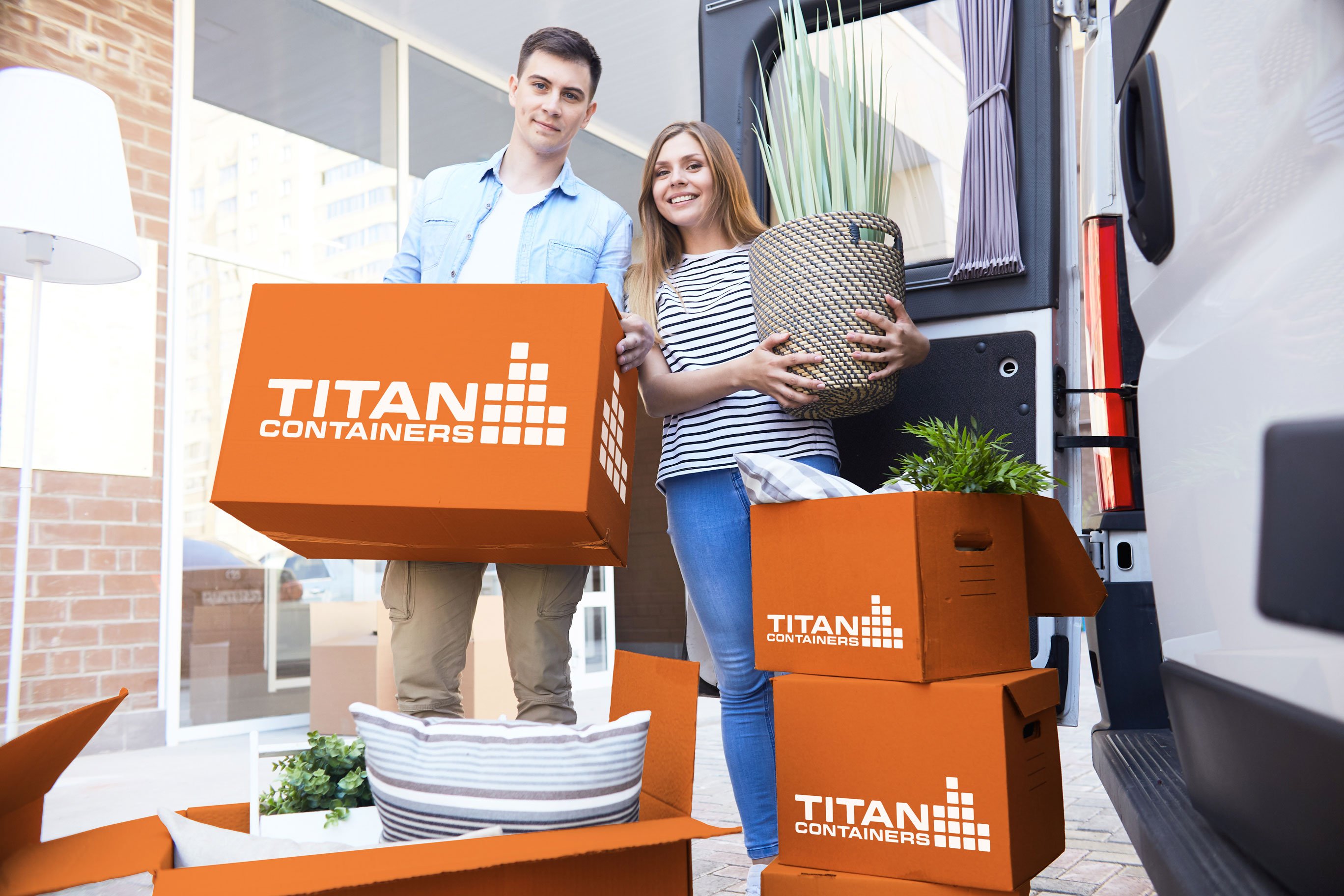 Par med TITAN Containers Self Storage flyttekasser