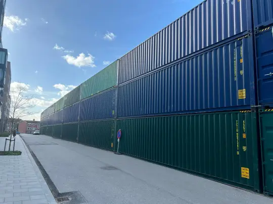 Containermur i beboelsesområde