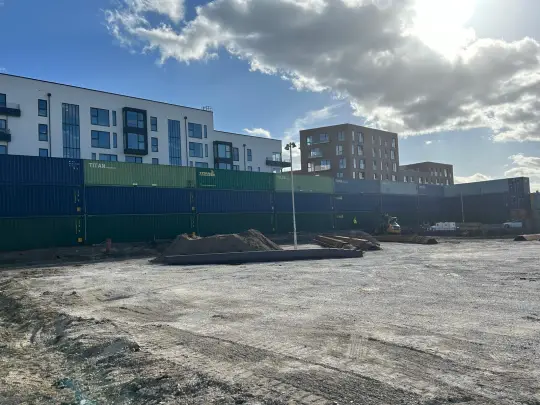 Containermur på byggeplads