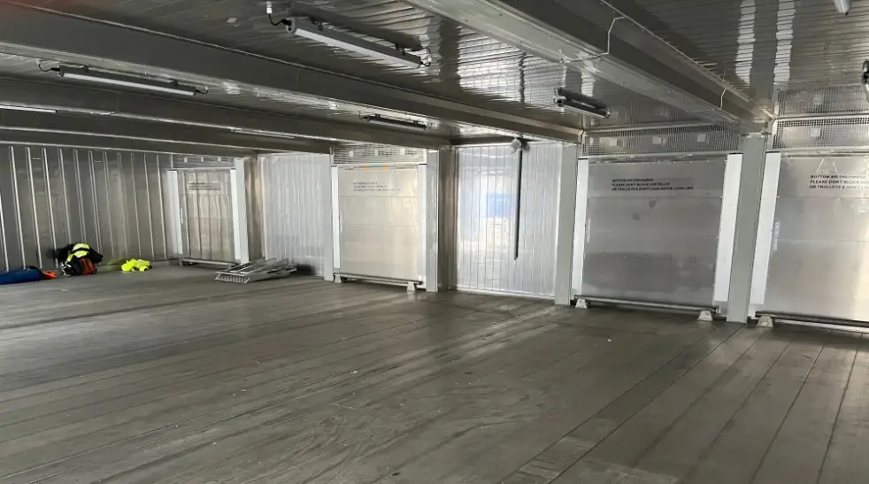 Modulær installation af kølecontainere, der danner en SuperStore-enhed