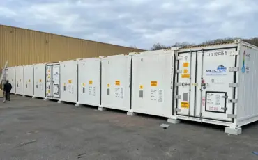 Modulær installation af kølecontainere, der danner en SuperStore-enhed