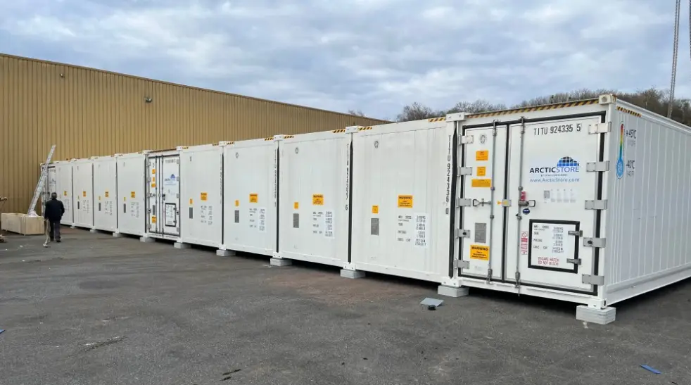 Modulær installation af kølecontainere, der danner en SuperStore-enhed