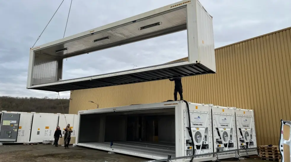 Modulær installation af kølecontainere, der danner en SuperStore-enhed