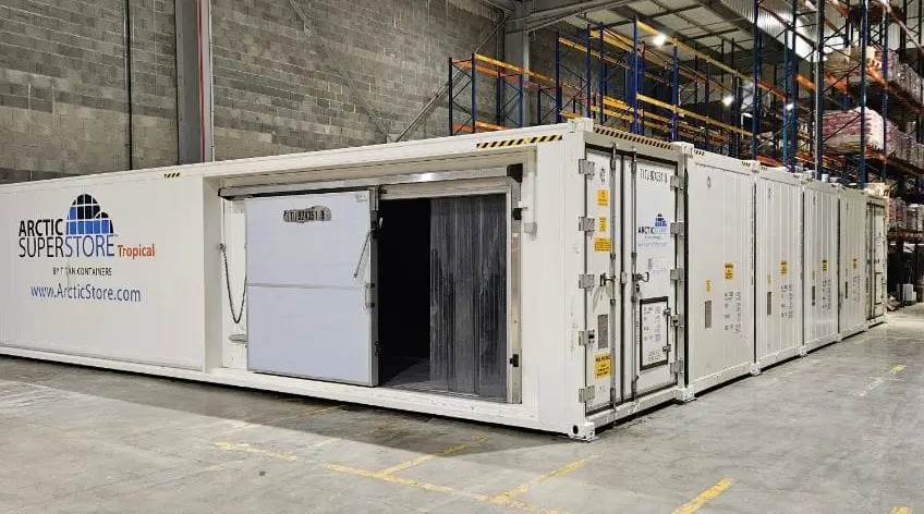 Modulær installation af kølecontainere, der danner en SuperStore-enhed